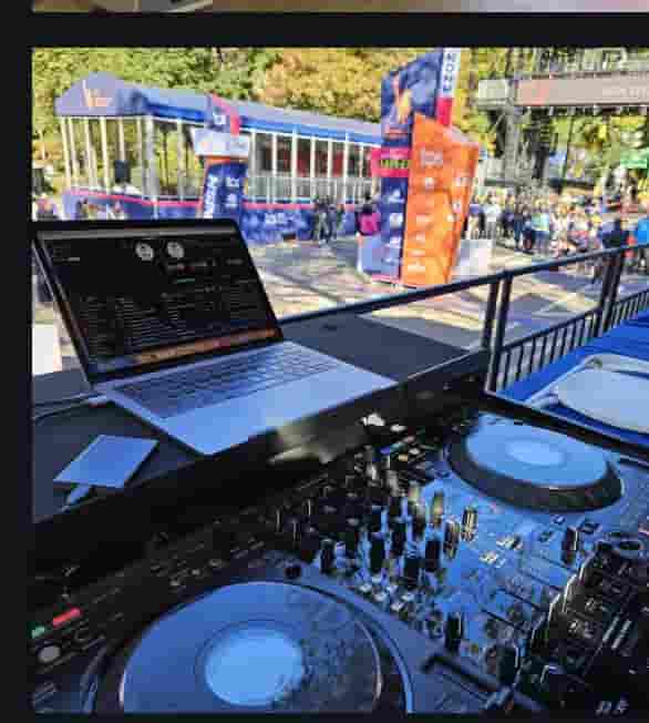 Consolle DJ e impianto audio allestiti per un evento all'aperto