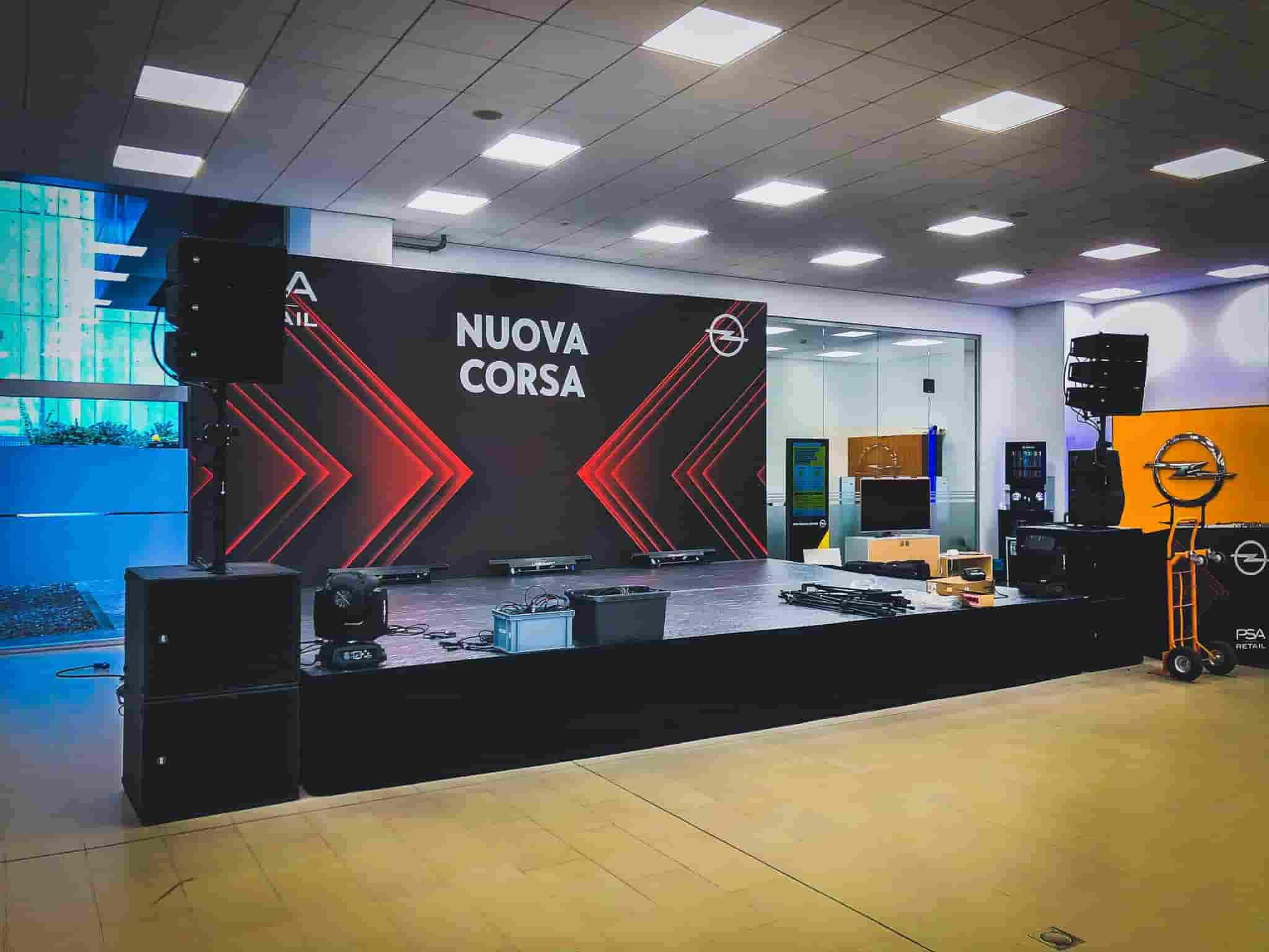 Microfoni e impianto audio pronti per una conferenza aziendale